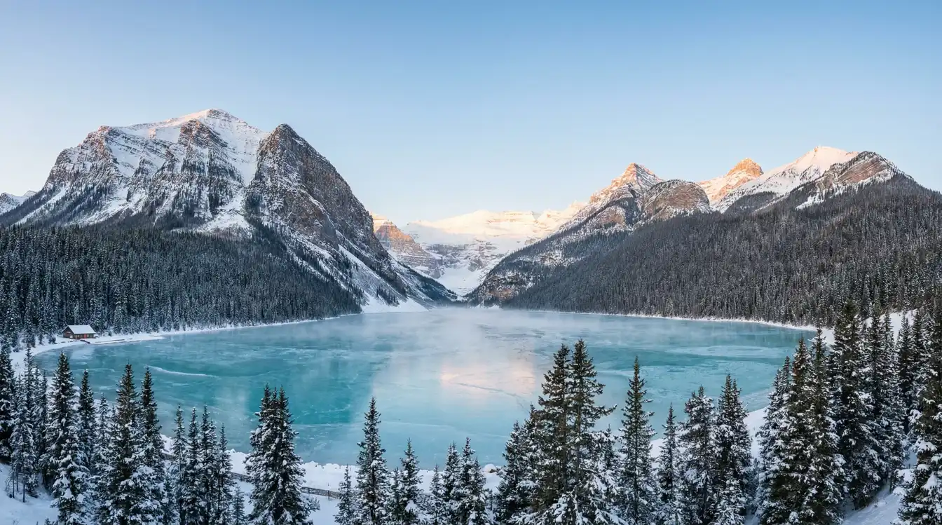 加拿大班夫国家公园冬季湖景